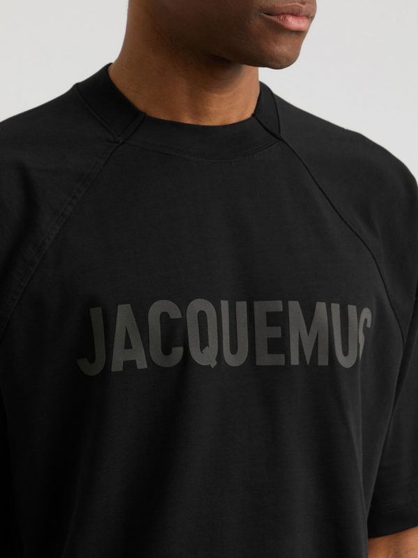 JACQUEMUS LE TYPO OVERSIZED TEE BLACK