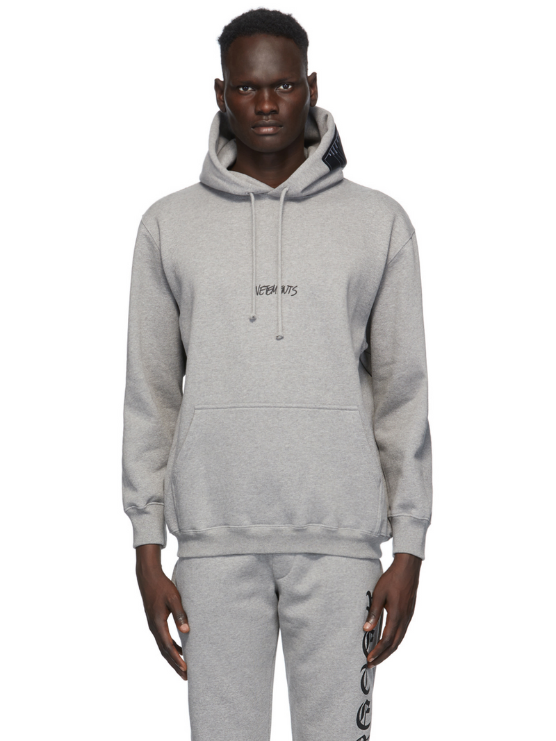 VETEMENTS WRITTEN LOGO HOODIE GREY – Notorious Plug